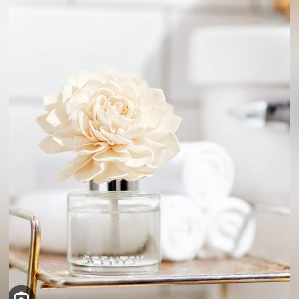 Scentsy Cream Flower Diffuser